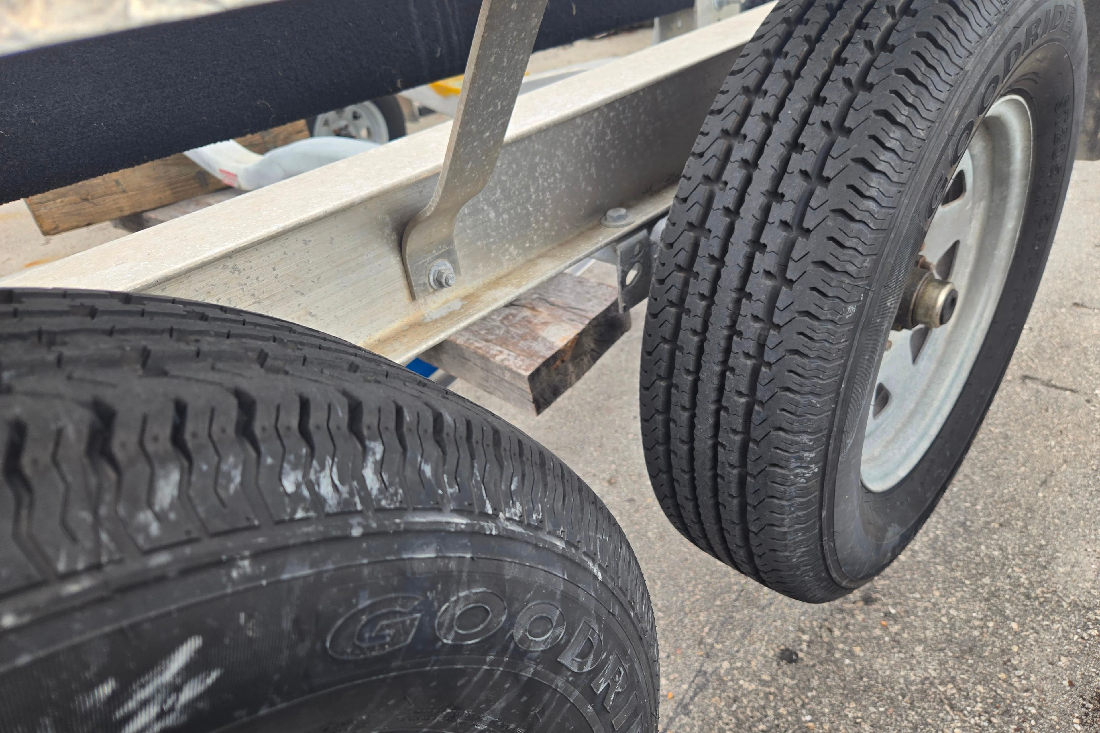Trailer tires on ALL STAR 2022DA07 model, 2015, with visible tread pattern.