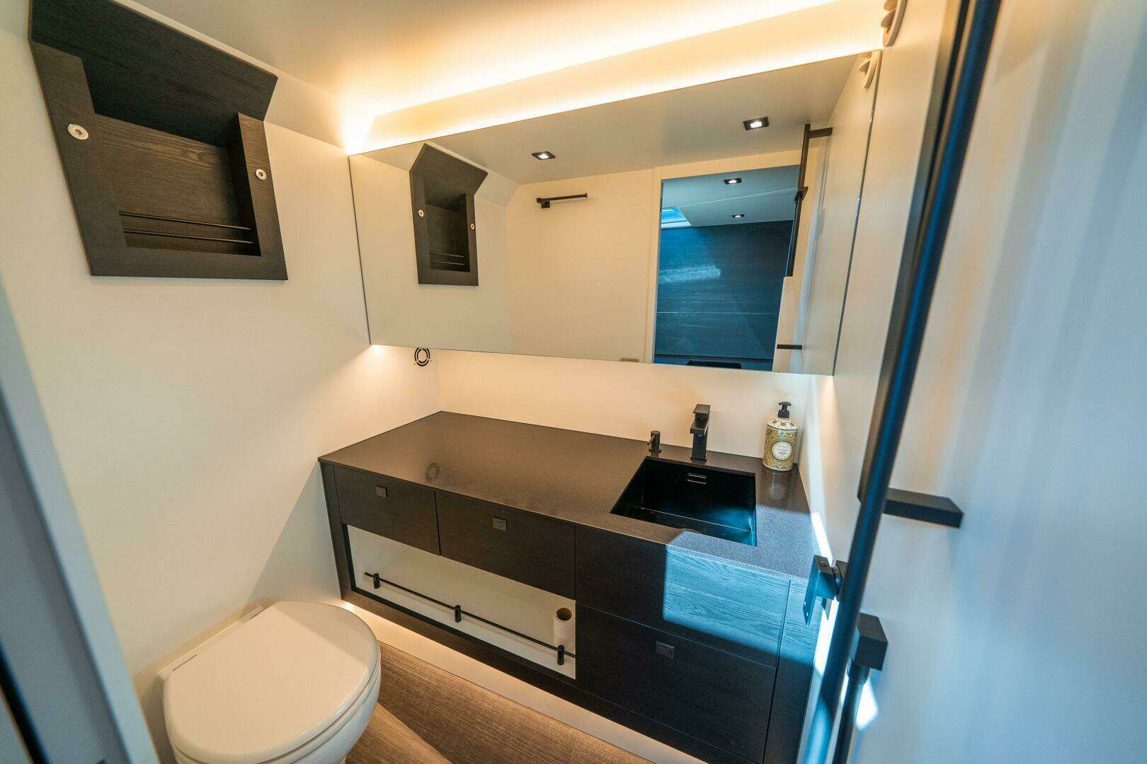 2022 Vanquish Yachts VQ45 - Image 31