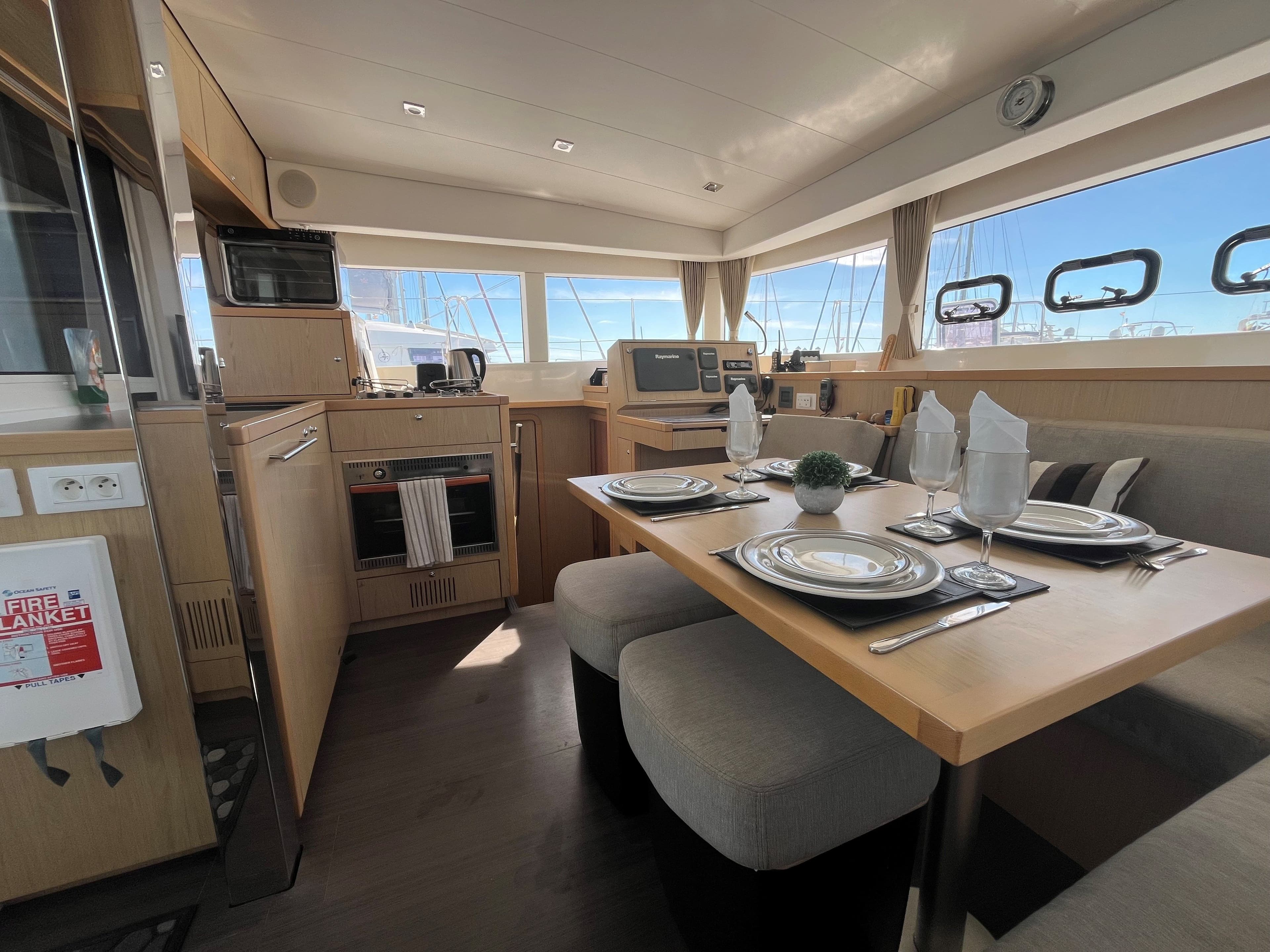 Lagoon 39- saloon