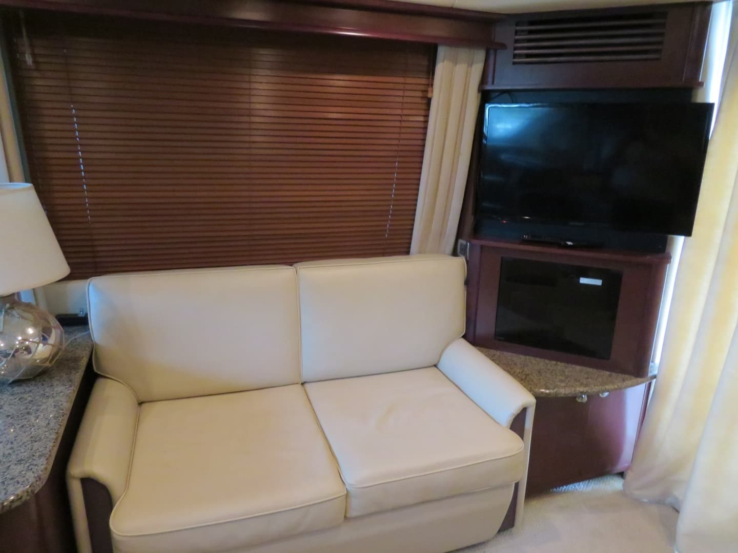 2007 Sea Ray 44 Sedan Bridge - Image 12