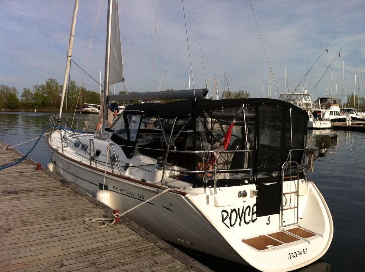 Sailboat Beneteau 423, 2007 model, docked at marina with clear skies.