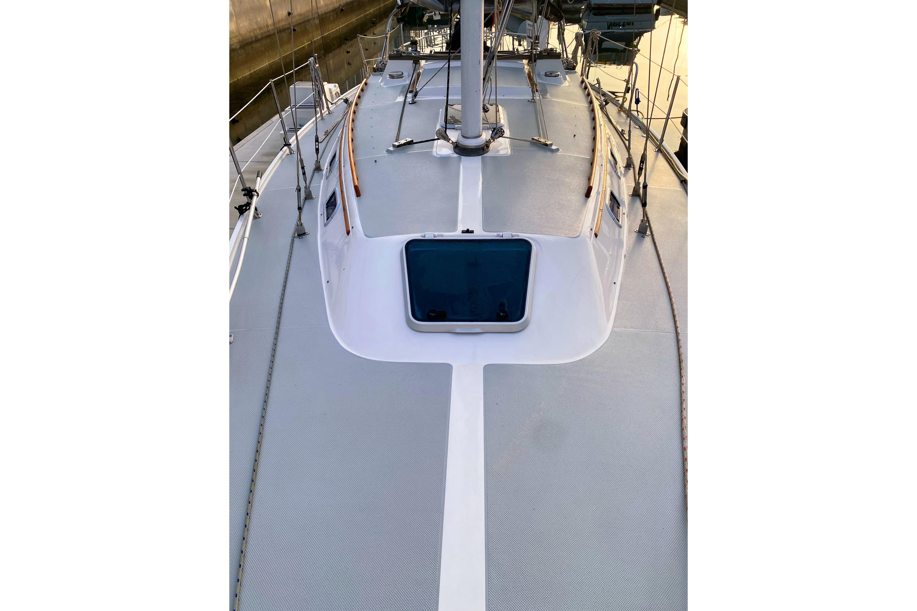 1989 Catalina 36 sailboat deck with hatch, docked in marina.