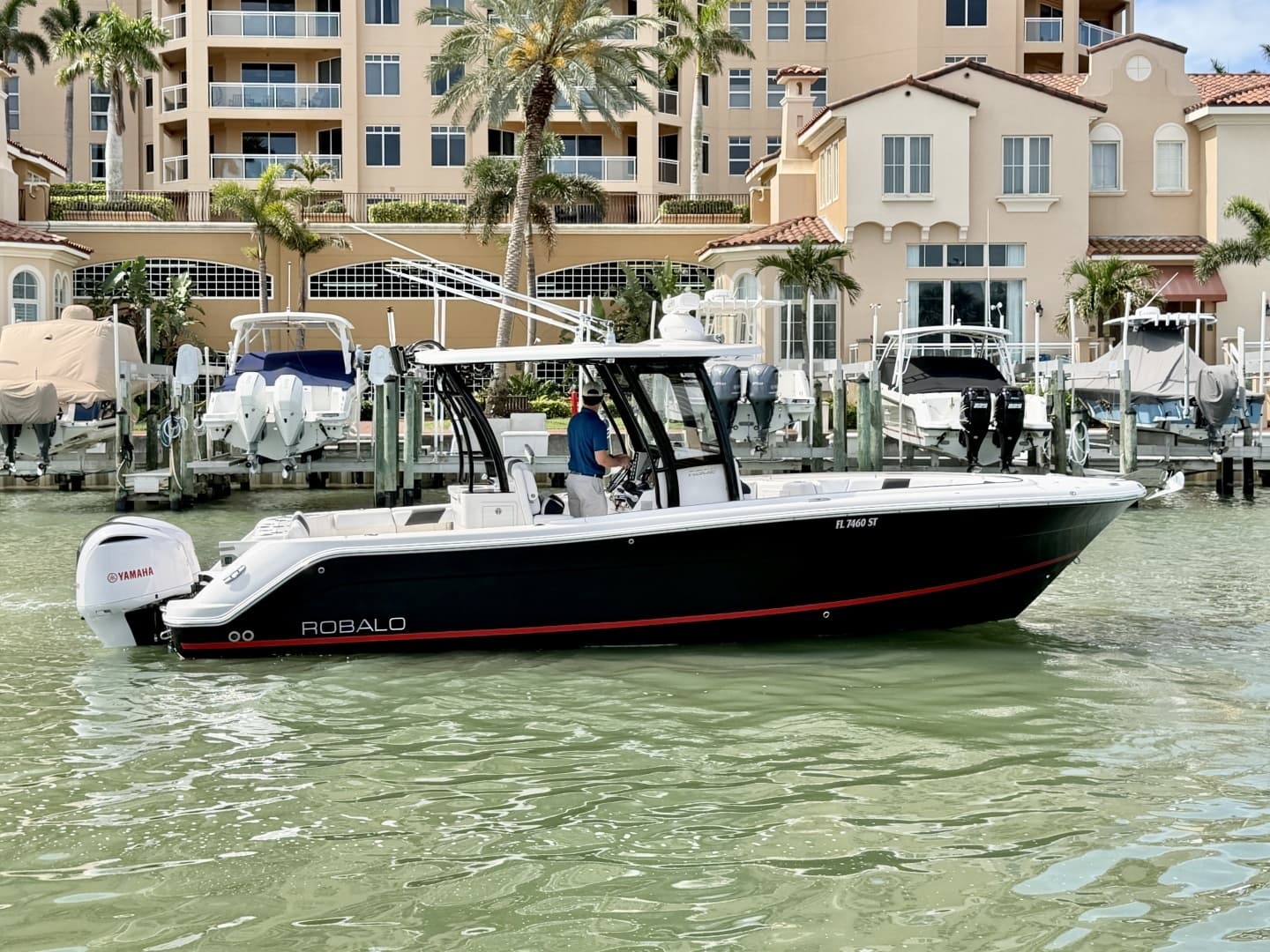 2021 Robalo R302 Center Console - Image 5