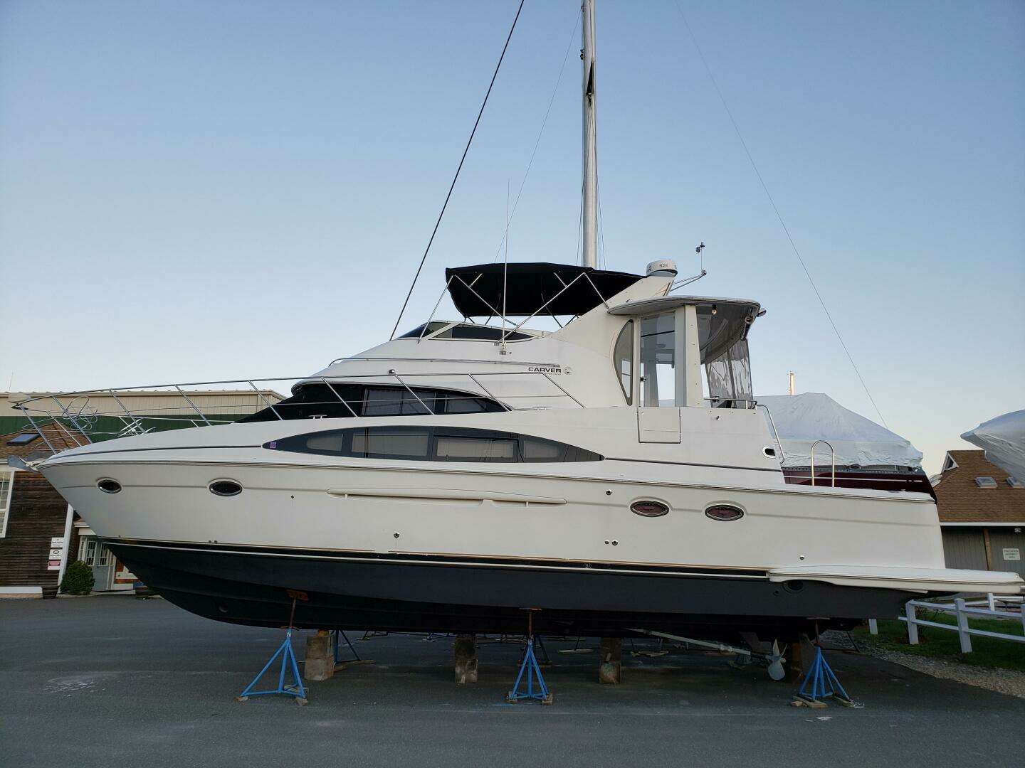 2002 Carver 444 Cockpit Motor Yacht - Image 3