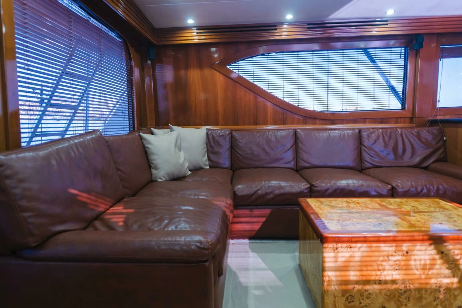 2001 Hatteras 60 Convertible - Image 13