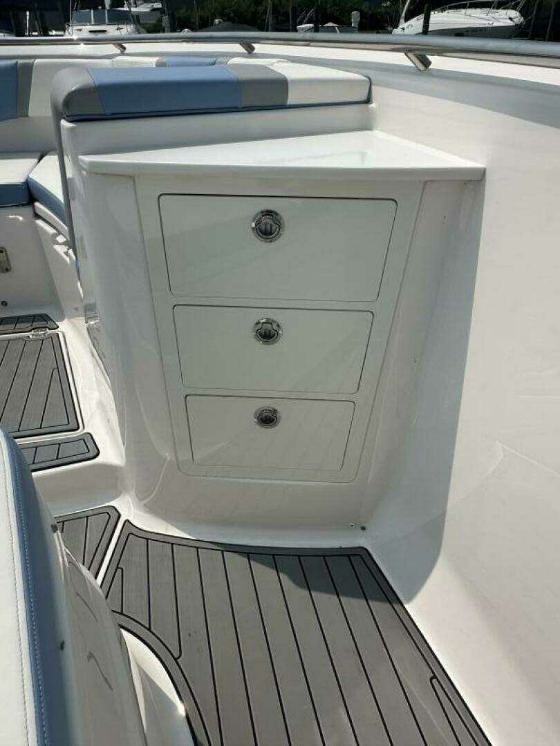 2023 Robalo R360 - Image 29