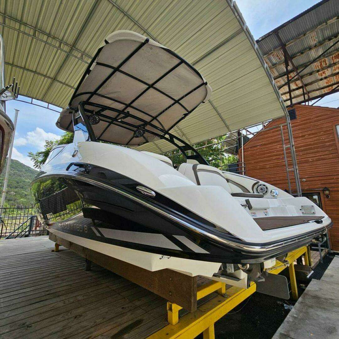 2016 Yamaha Boats 242 Limited E-Series - Image 4