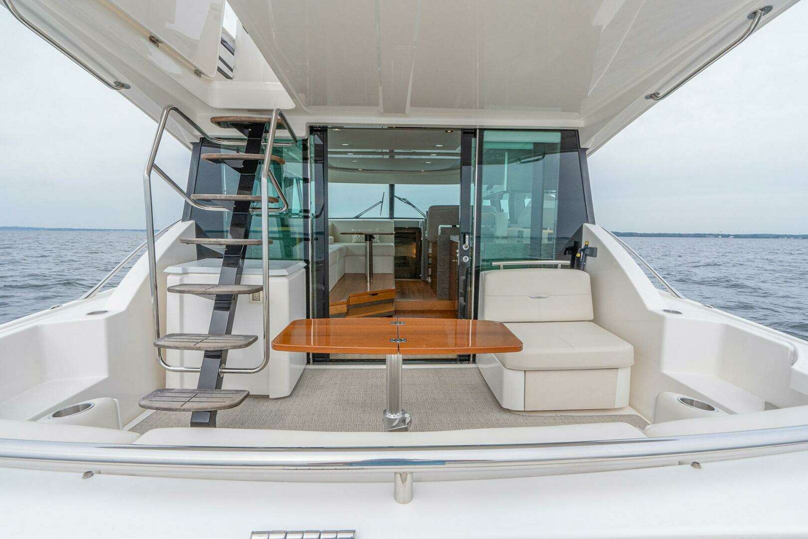 2021 Tiara Yachts 4400 Flybridge - Image 16