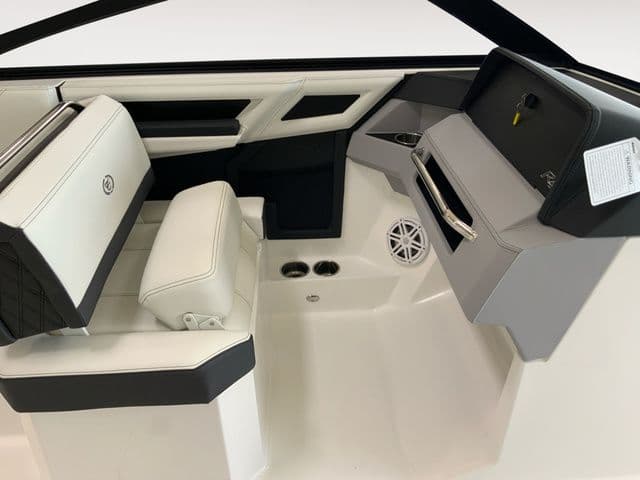 2025 Cobalt R4 Outboard Coastal Edition Bowrider - 9