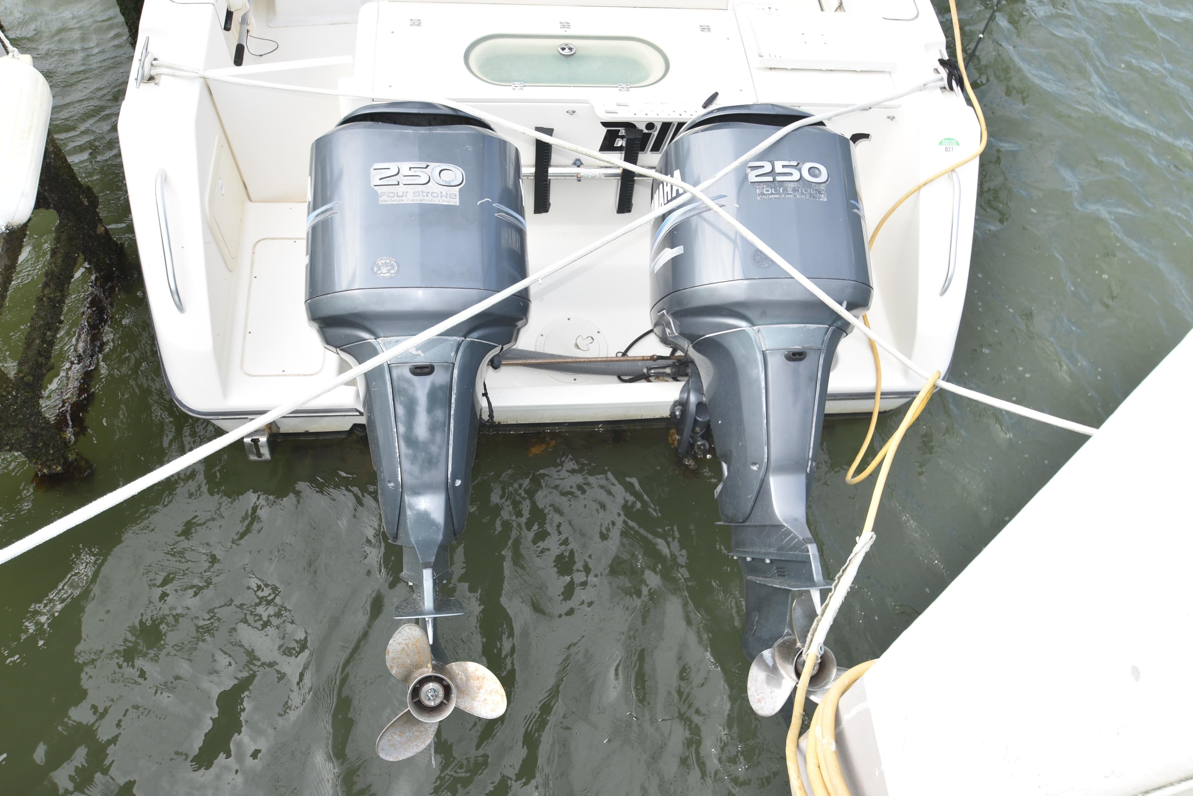 2005 Pursuit 3070 Offshore Express - 38