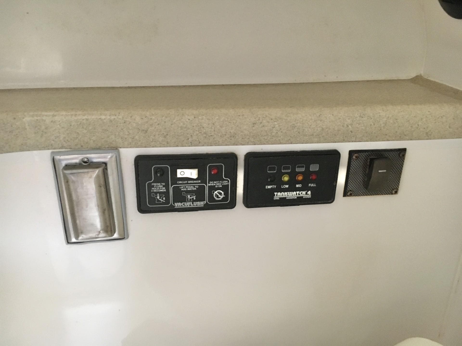 Control panel on 2006 Seaswirl Striper 2901 Walkaround O/B boat interior.
