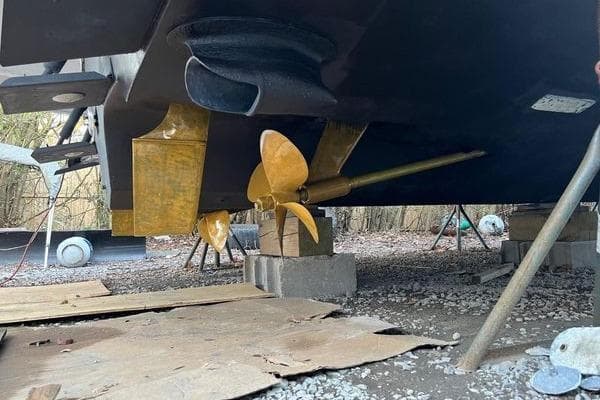 2003 Sea Ray 410 Sundancer boat propeller and hull on dry dock.