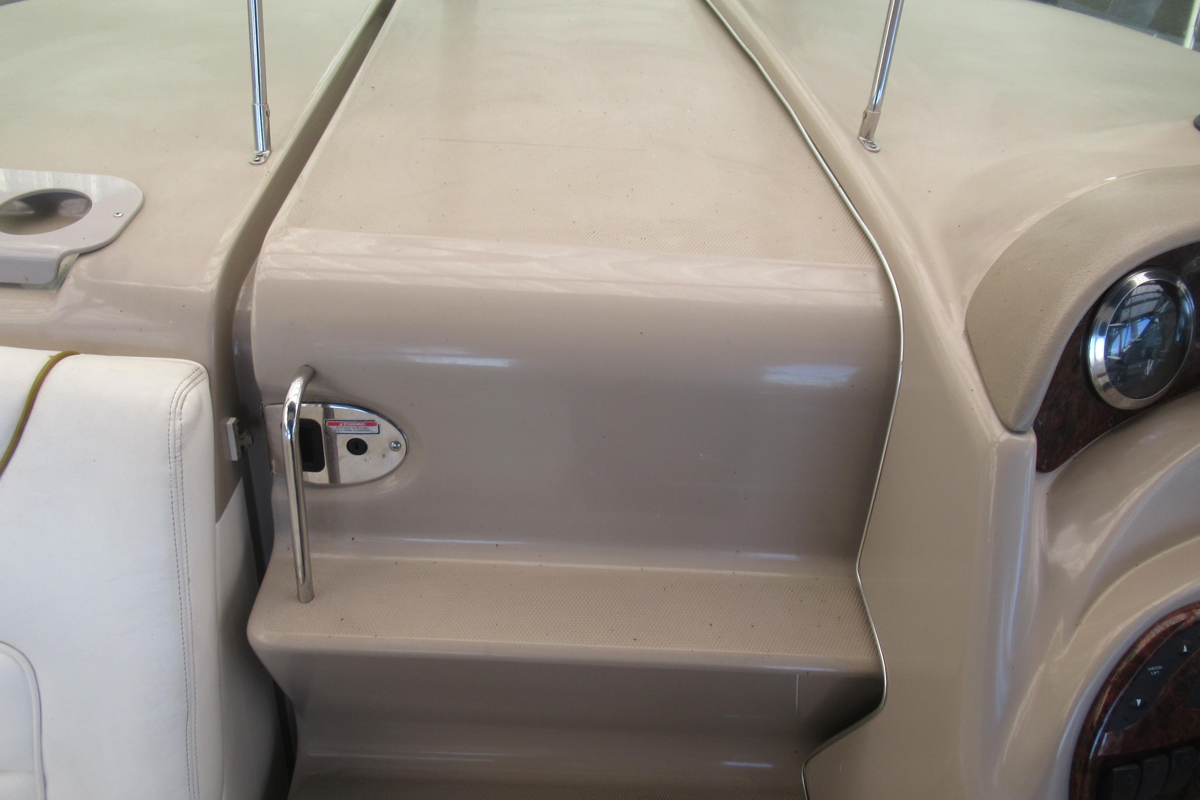 2001 Searay 280 Sundancer boat interior, featuring beige dashboard and seating area.