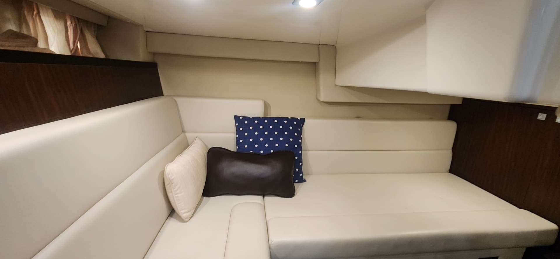 2015 Monterey 335 Sport Yacht - Image 17