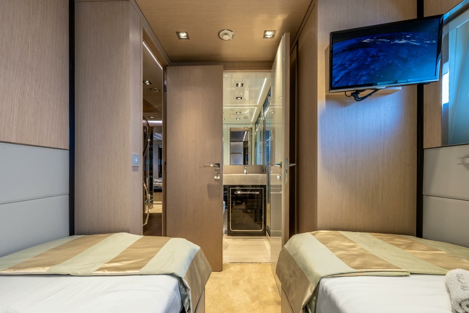 2018 Dominator Yachts Dominator Ilumen - Image 23