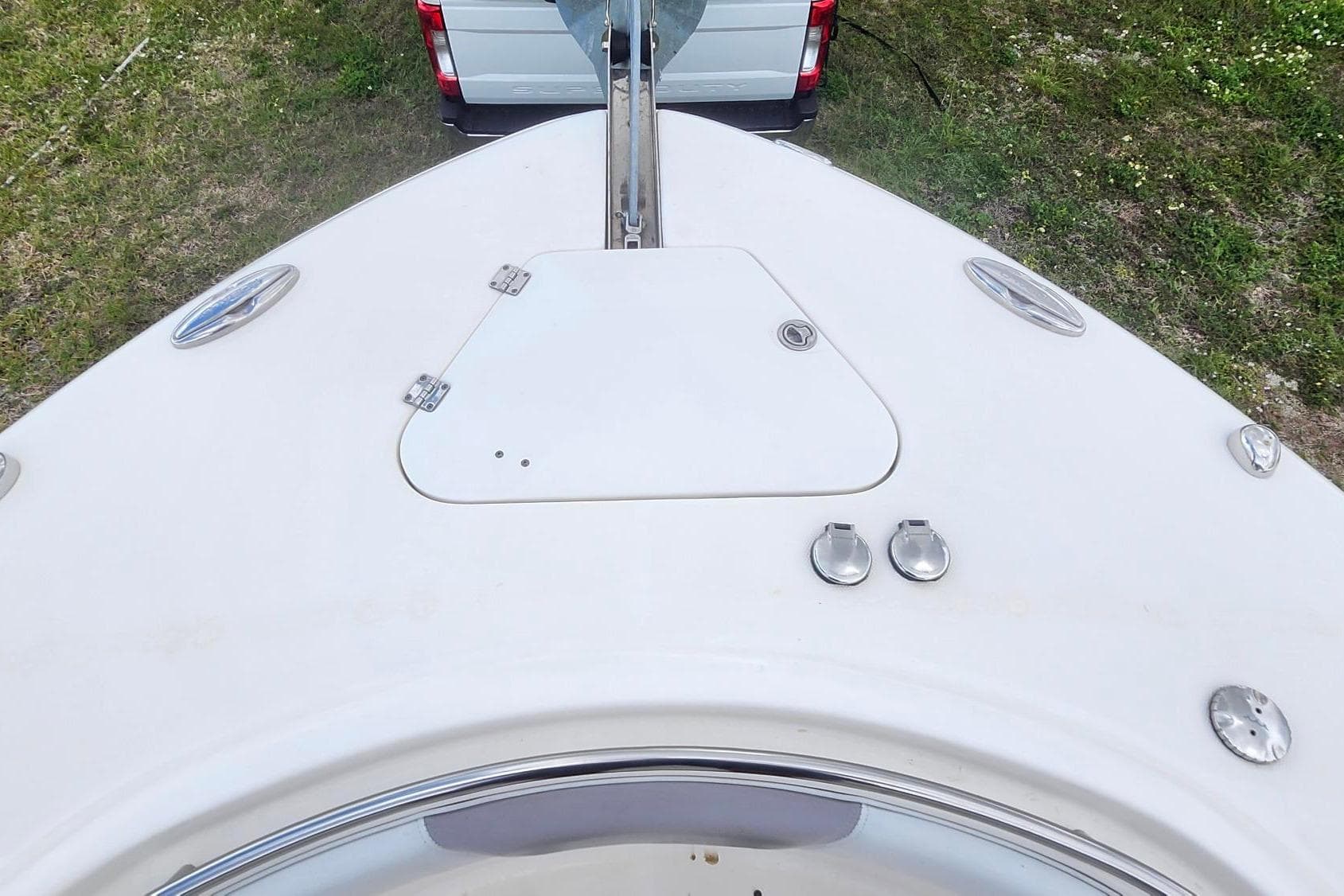 2015 Robalo R300 Center Console boat bow with hatch and fittings, viewed from above.