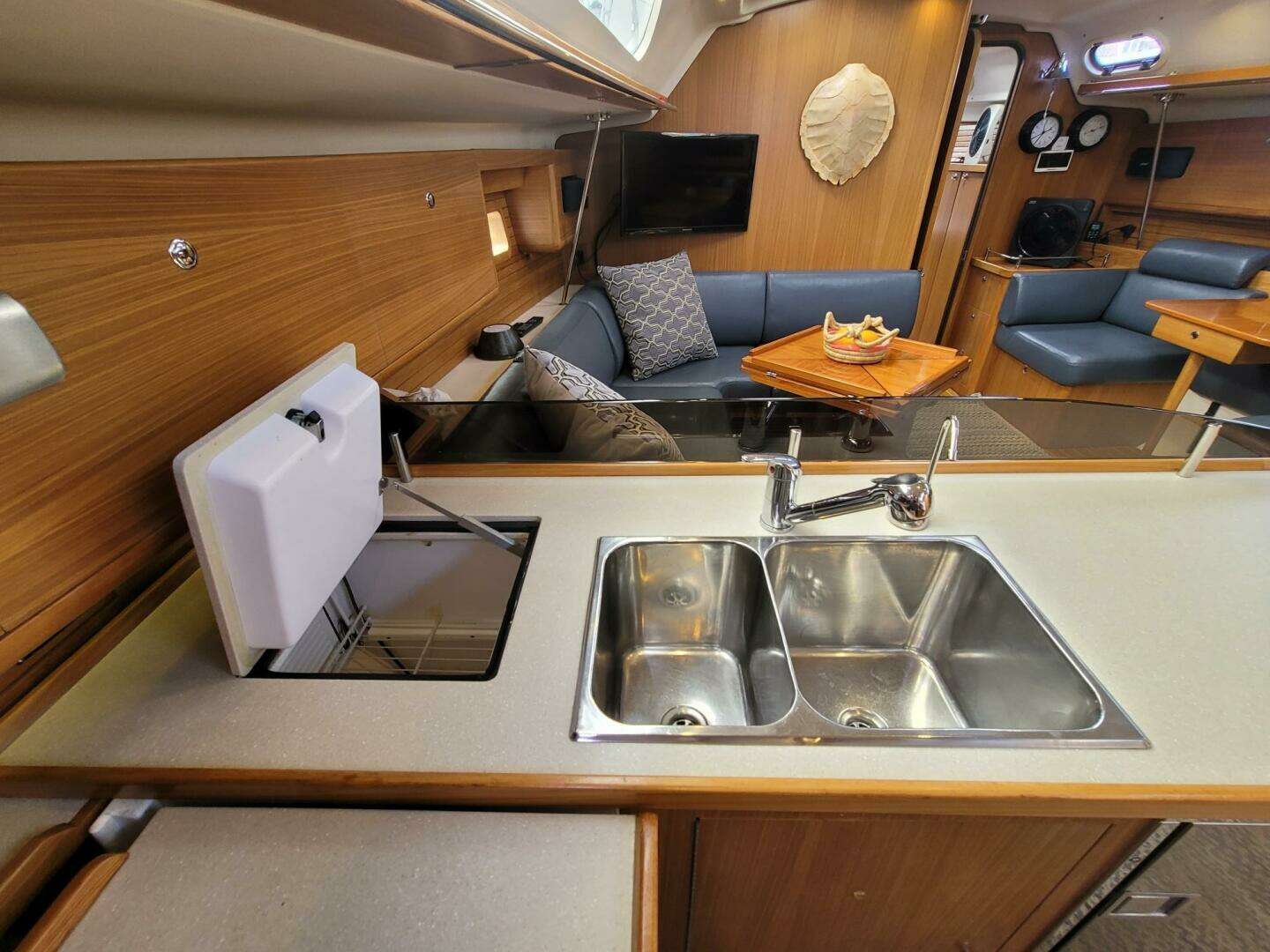 2015 Catalina 445 - Image 26