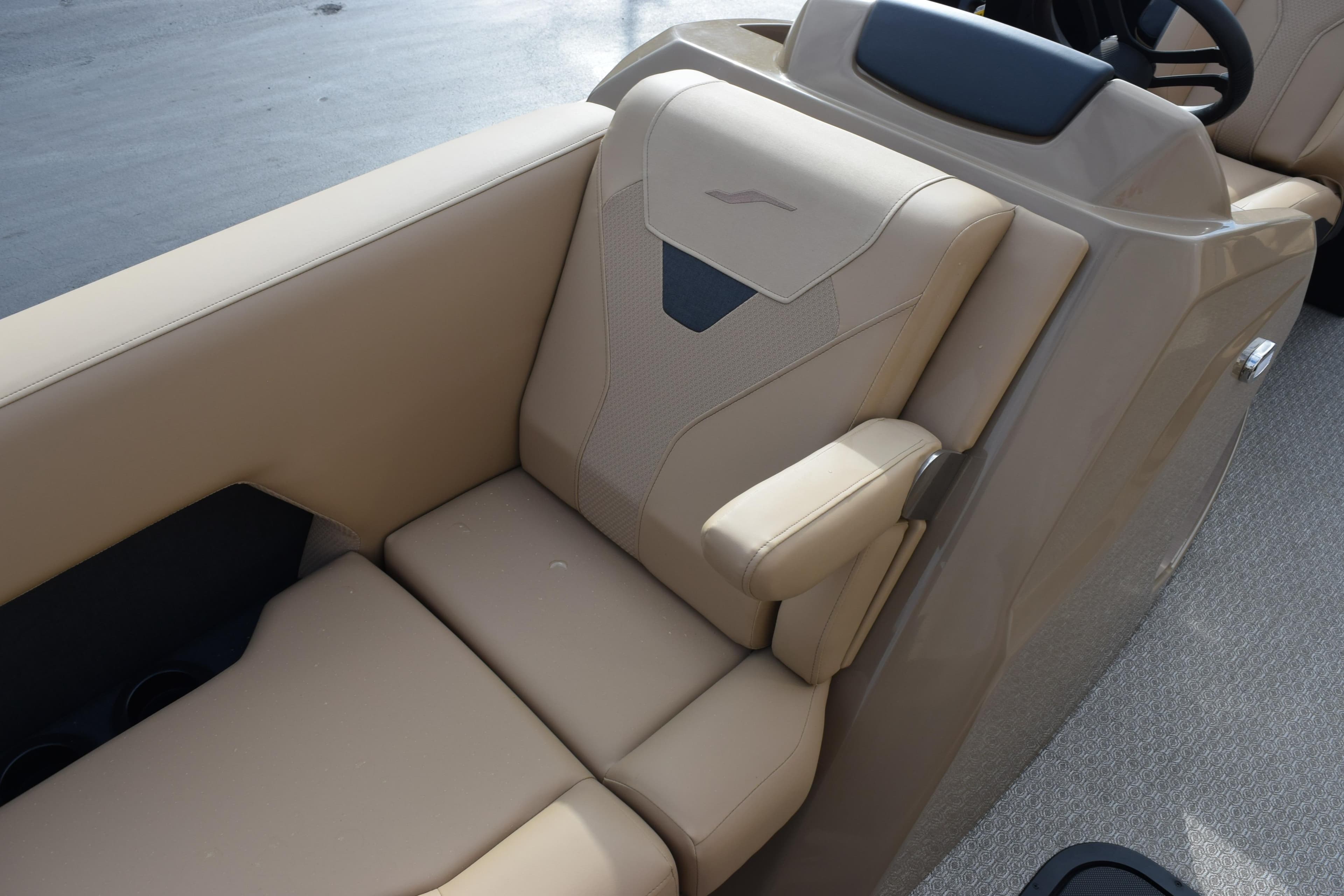 Luxurious beige seating in 2026 Evotti 525QL boat, featuring modern design and comfort.