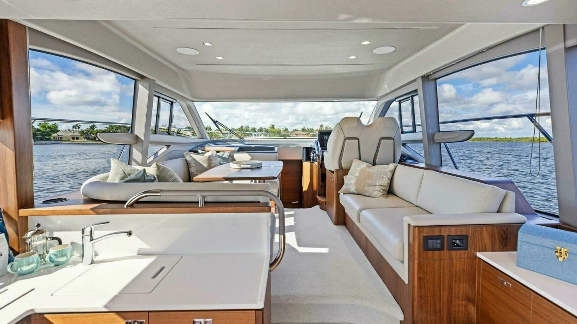 2025 Princess F50 Flybridge - Image 10