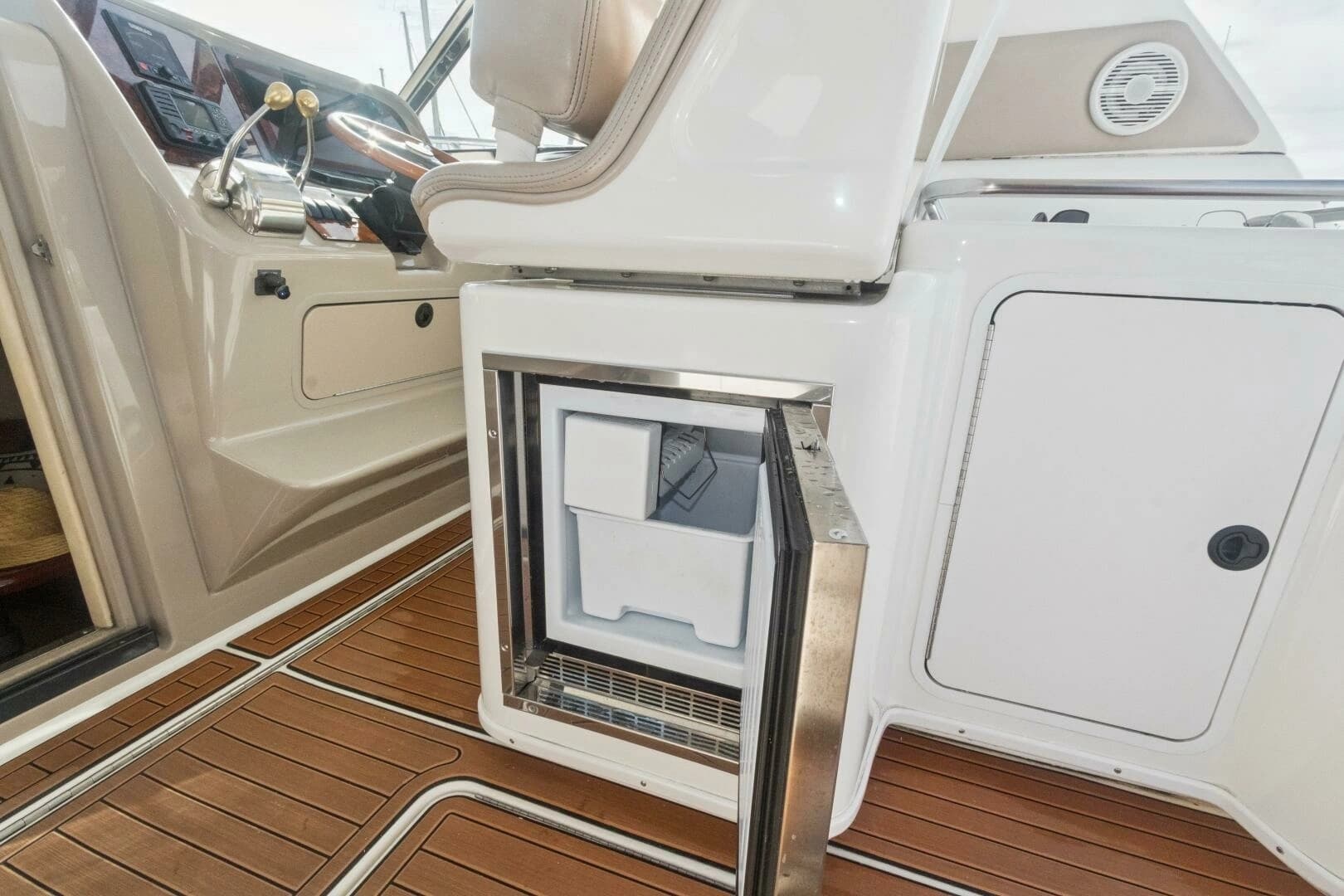 2000 Sea Ray 370 Express Cruiser - Image 28