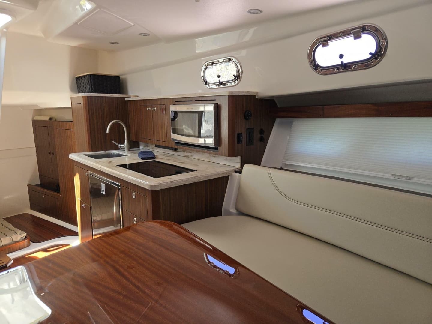 2019 Pursuit 355 Offshore - Image 33