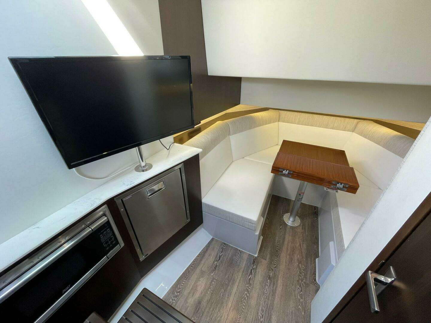 2023 Cruisers Yachts 38 GLS - Image 8