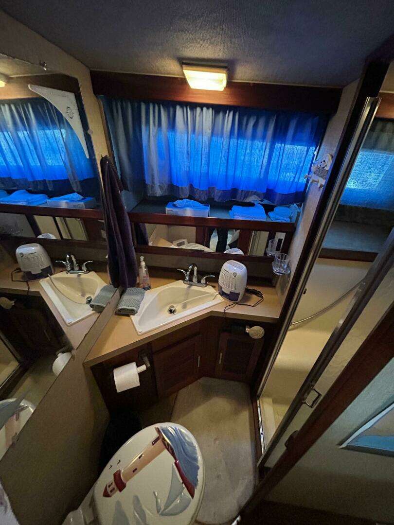1982 Silverton 40 Aft Cabin - Image 16