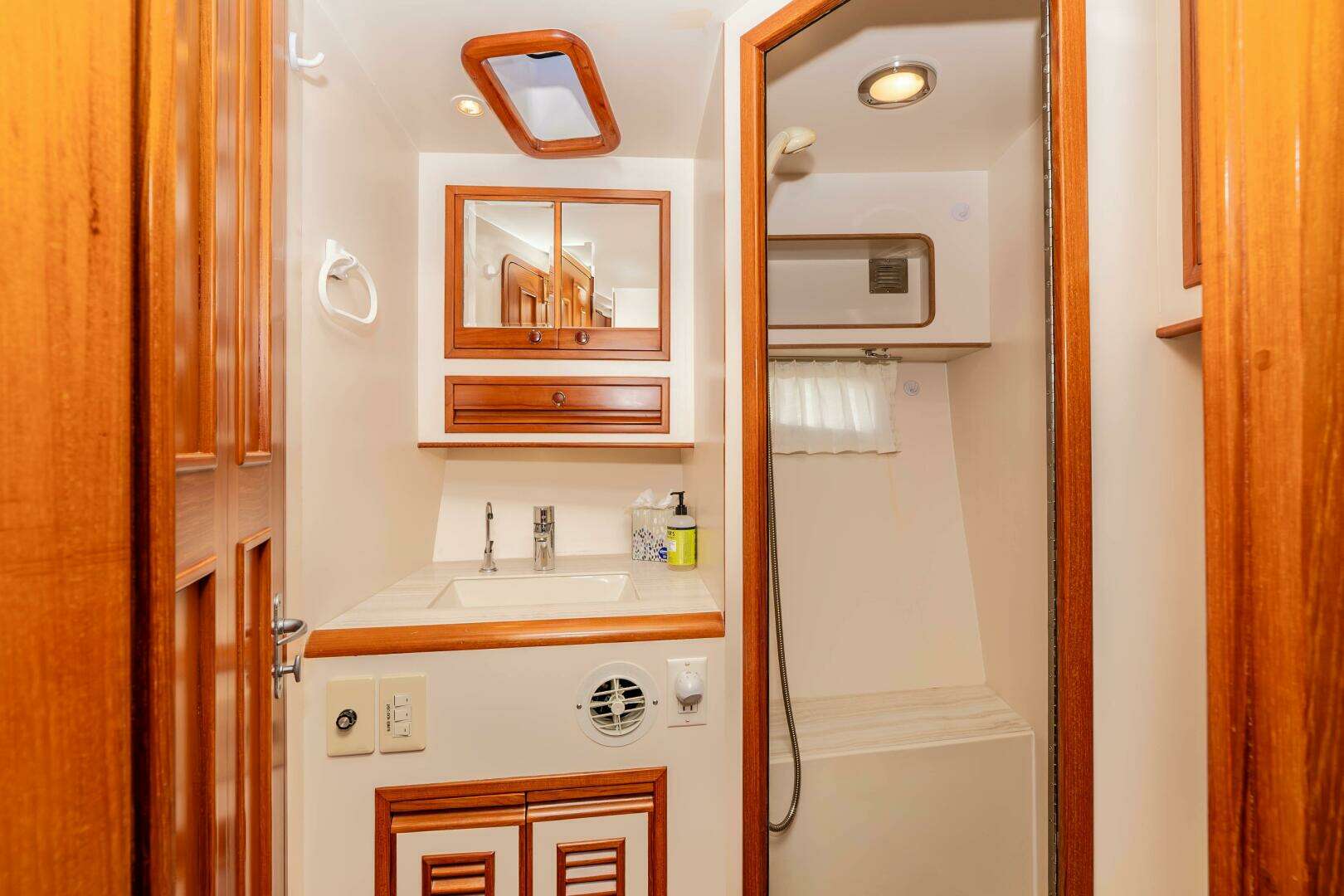 2000 Offshore Yachts Flushdeck - Image 38