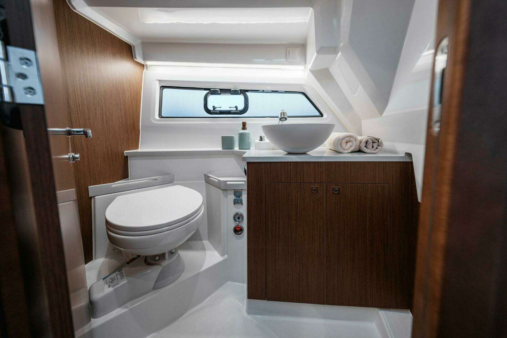 2026 Beneteau Antares 9 V2 - Image 17