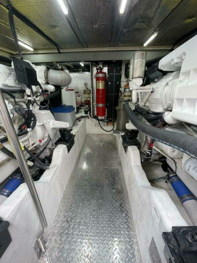 2001 Cruisers Yachts 5000 Pilothouse - Image 24