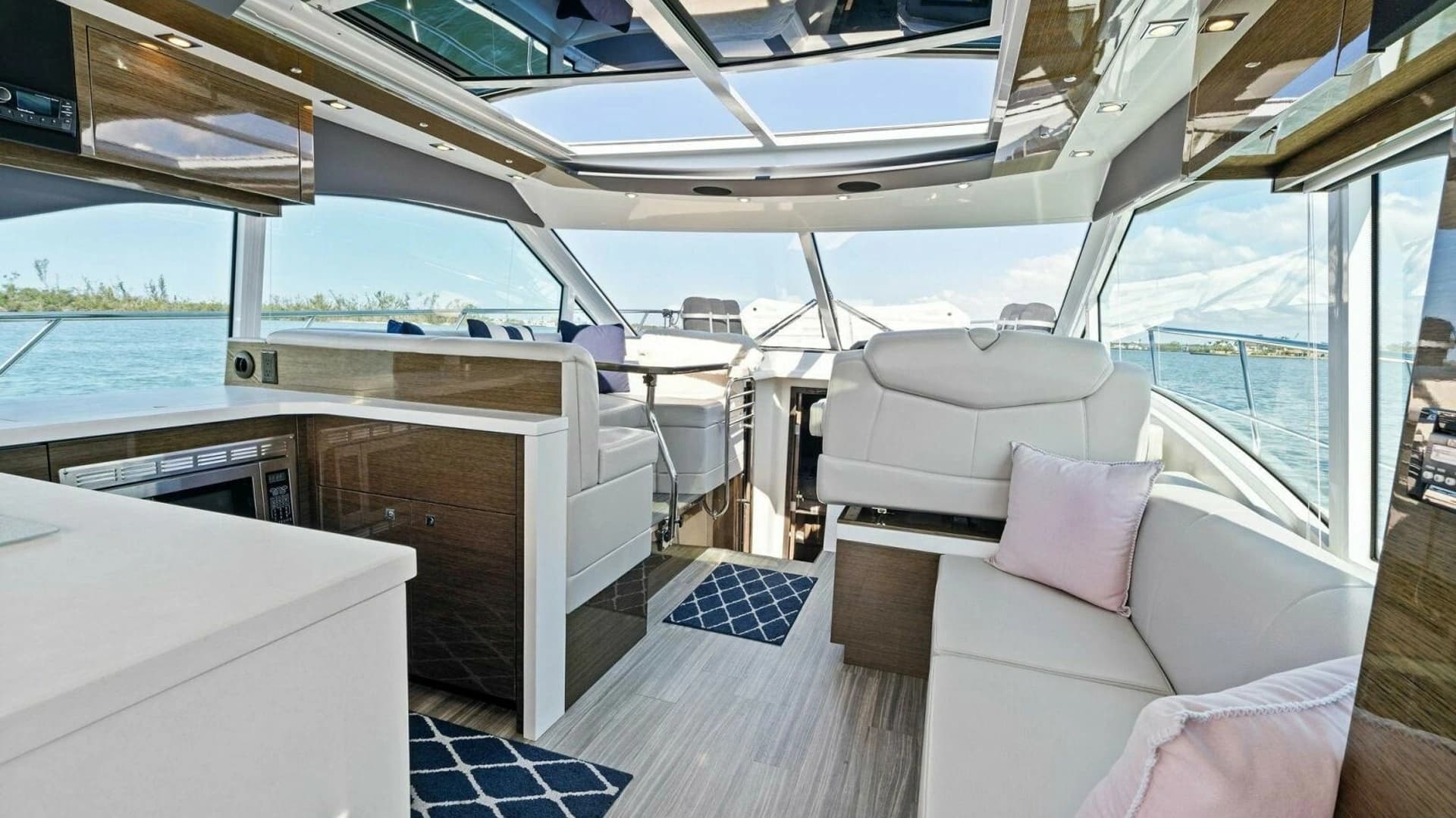 2019 Cruisers Yachts 45 Cantius - Image 2