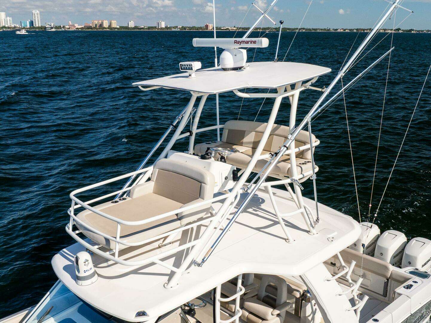 2021 Boston Whaler 420 Outrage - Image 5