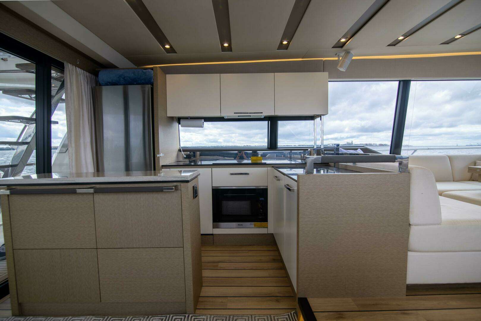 2018 Prestige 680 Flybridge - Image 3