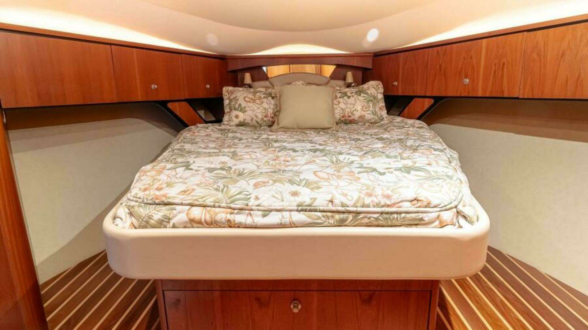 2007 Tiara Yachts 4300 Sovran - Image 15