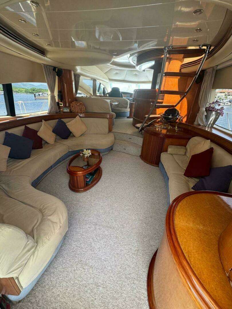 2001 Azimut 68 Plus - Image 12