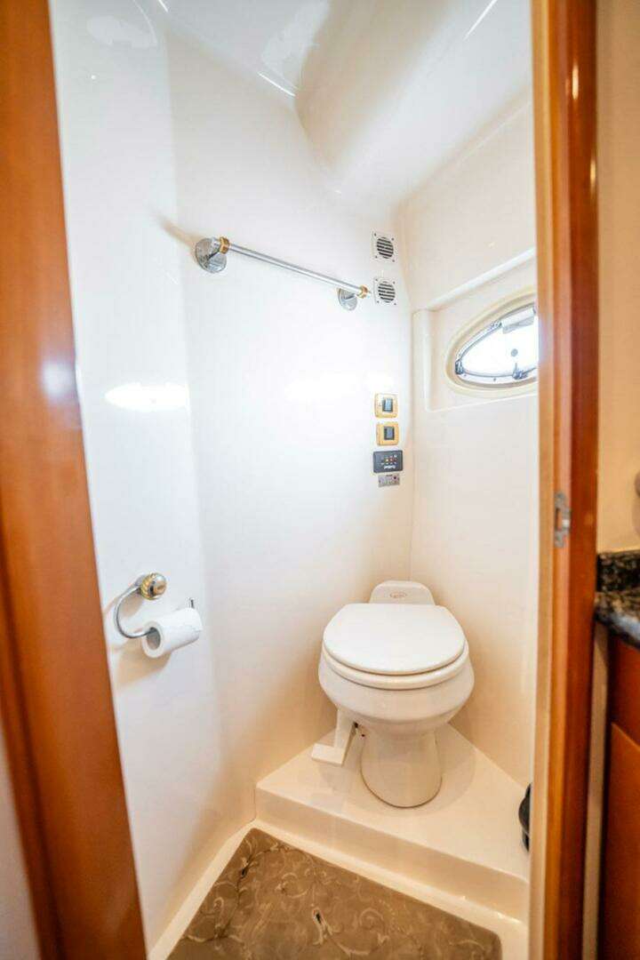 2005 Carver 56 Voyager - Image 35