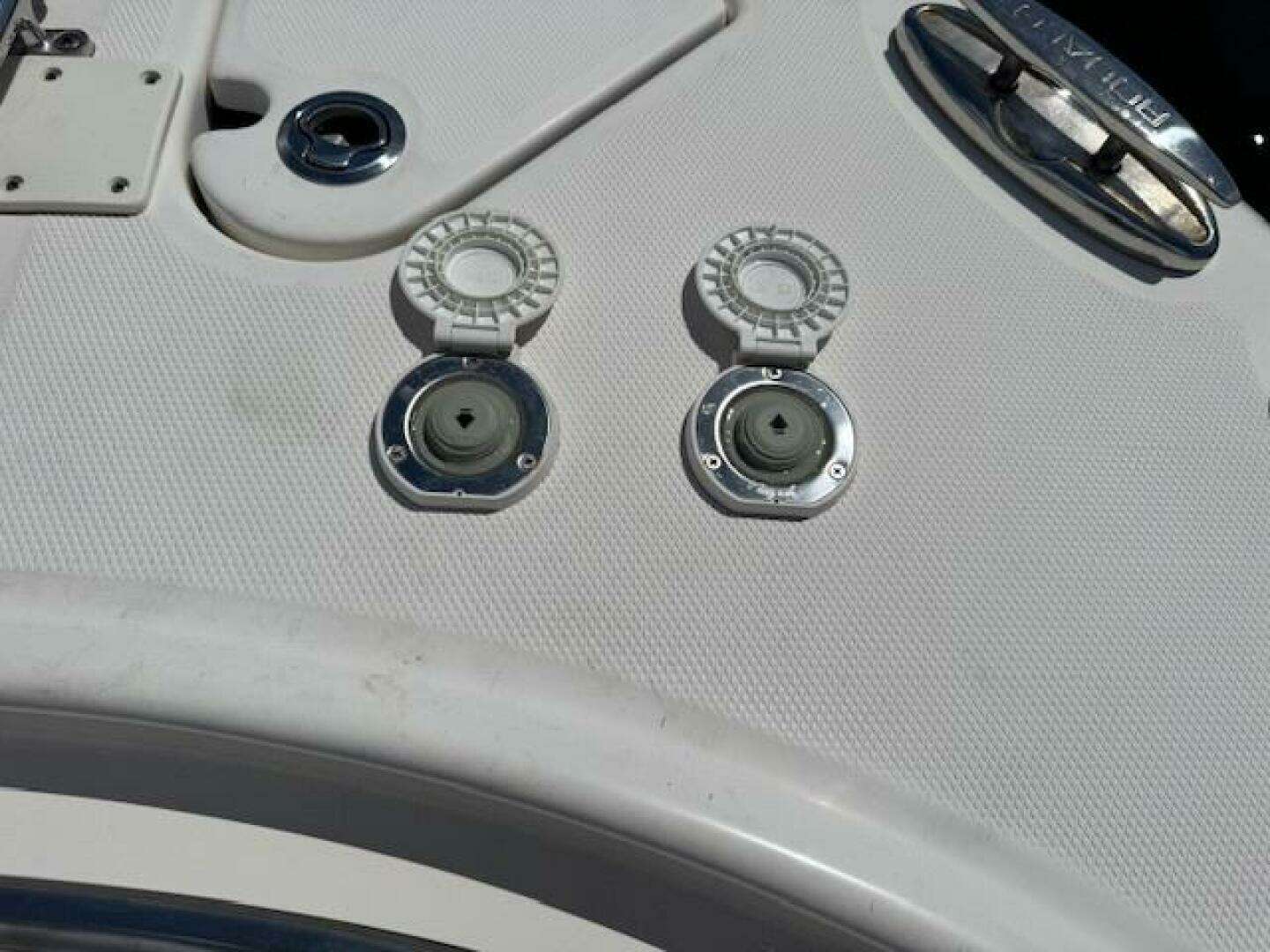 2021 Robalo R242 Center Console - Image 20