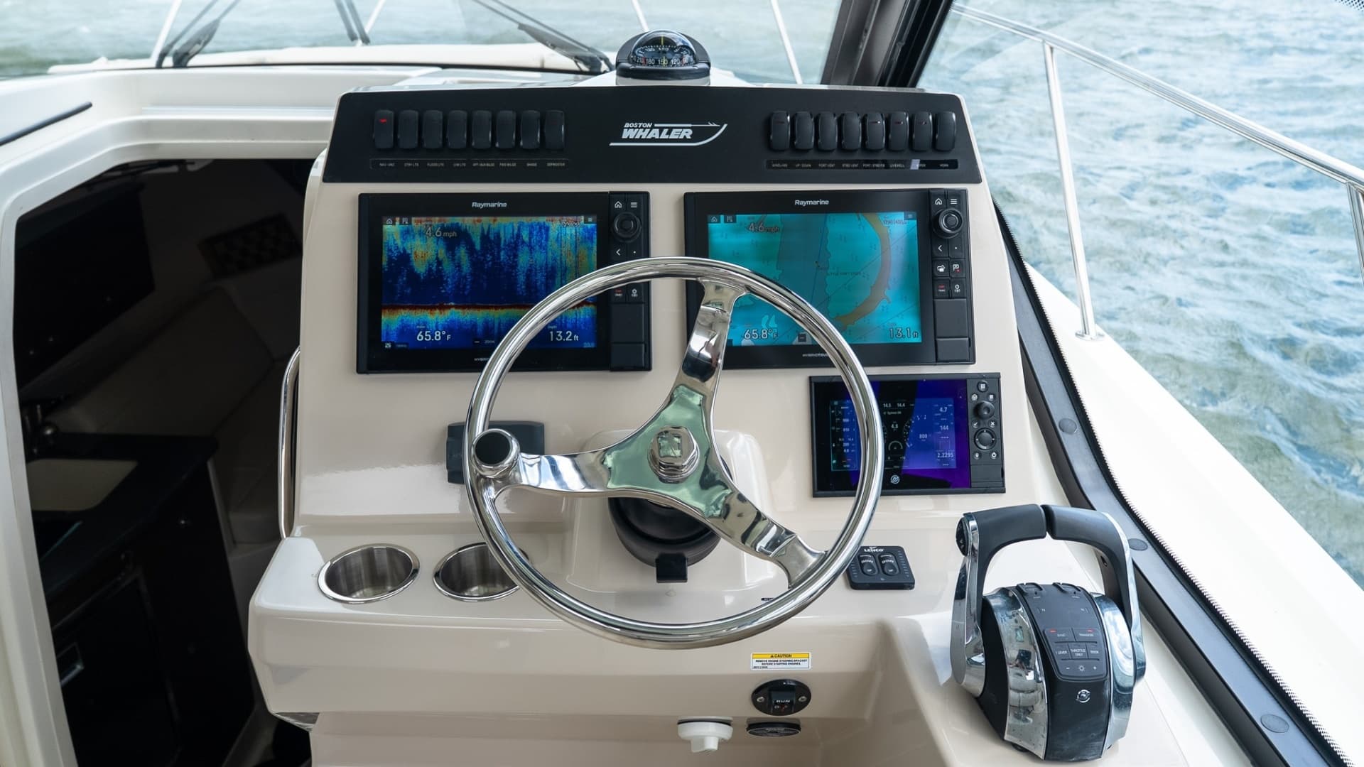 2020 Boston Whaler 325 Conquest - Image 39