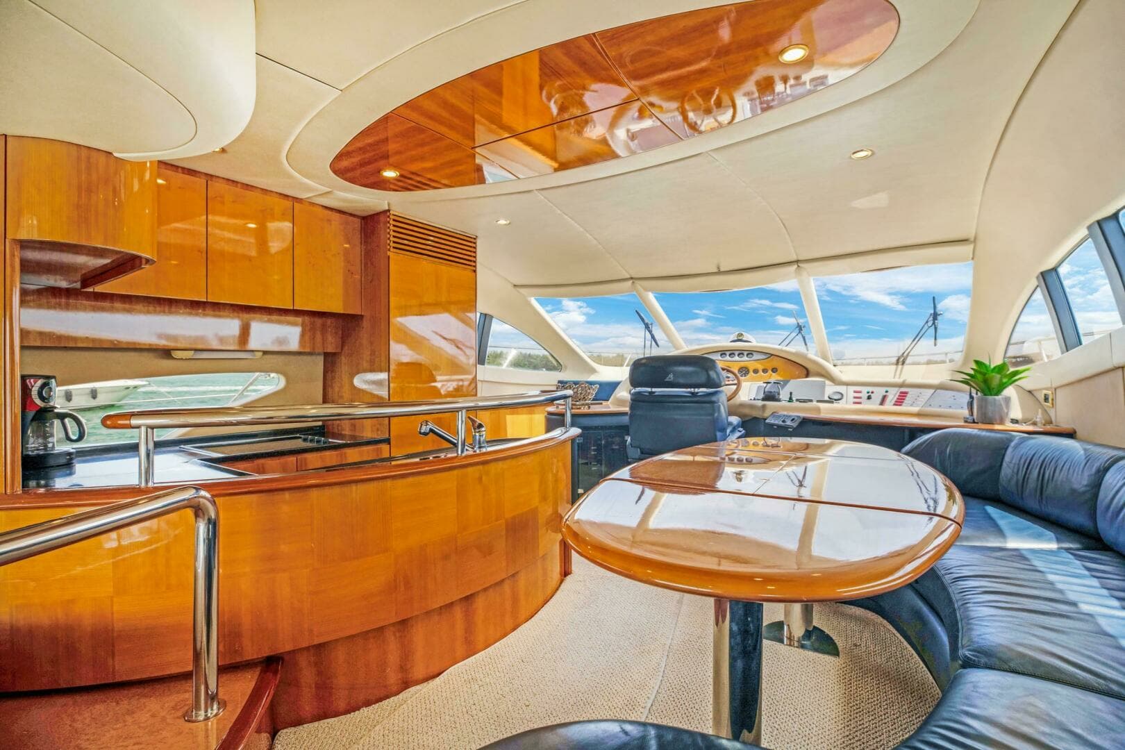 2004 Azimut 62 - Image 10