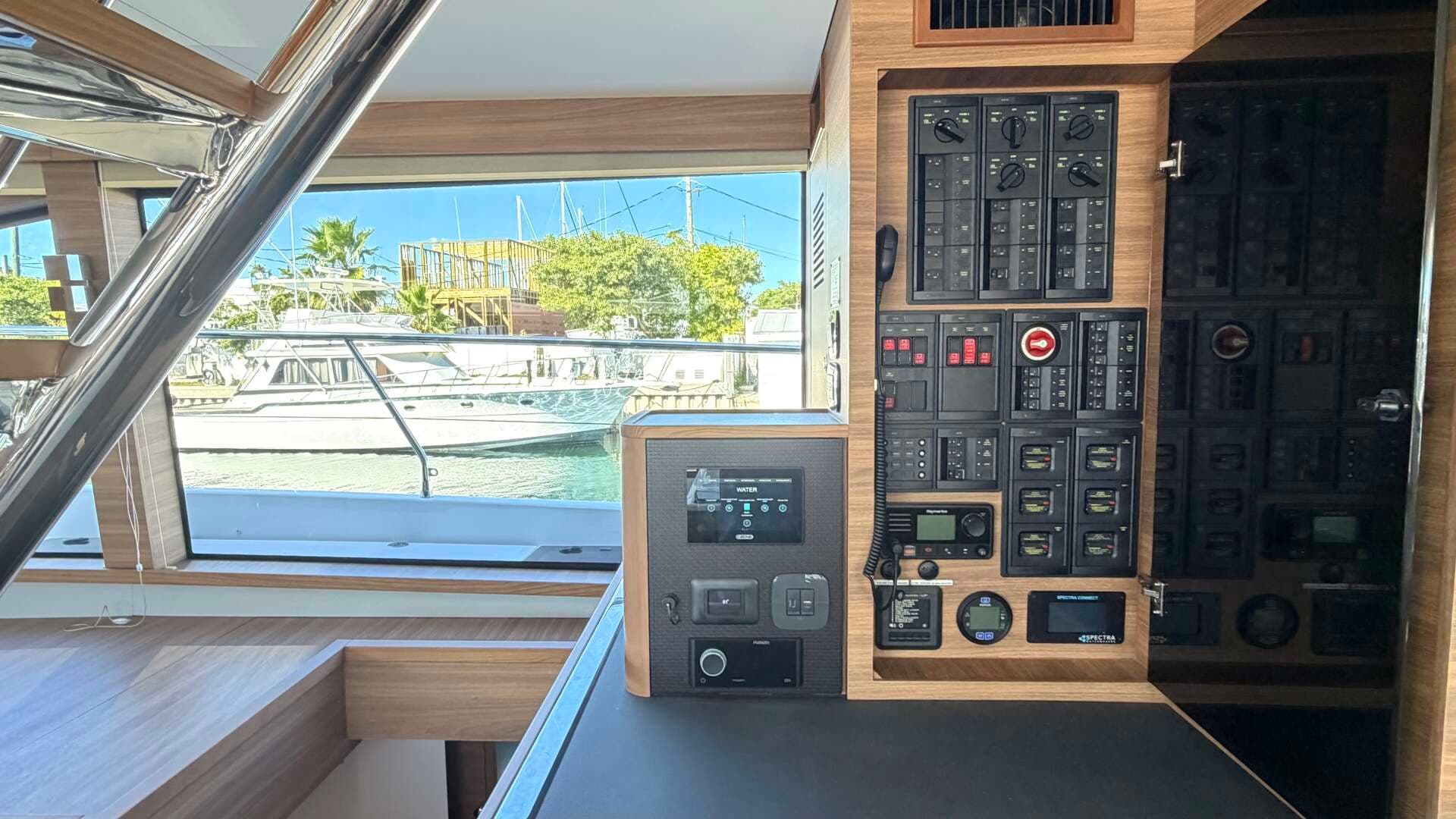 2025 Aquila 54 ENCLOSED BRIDGE - Image 41