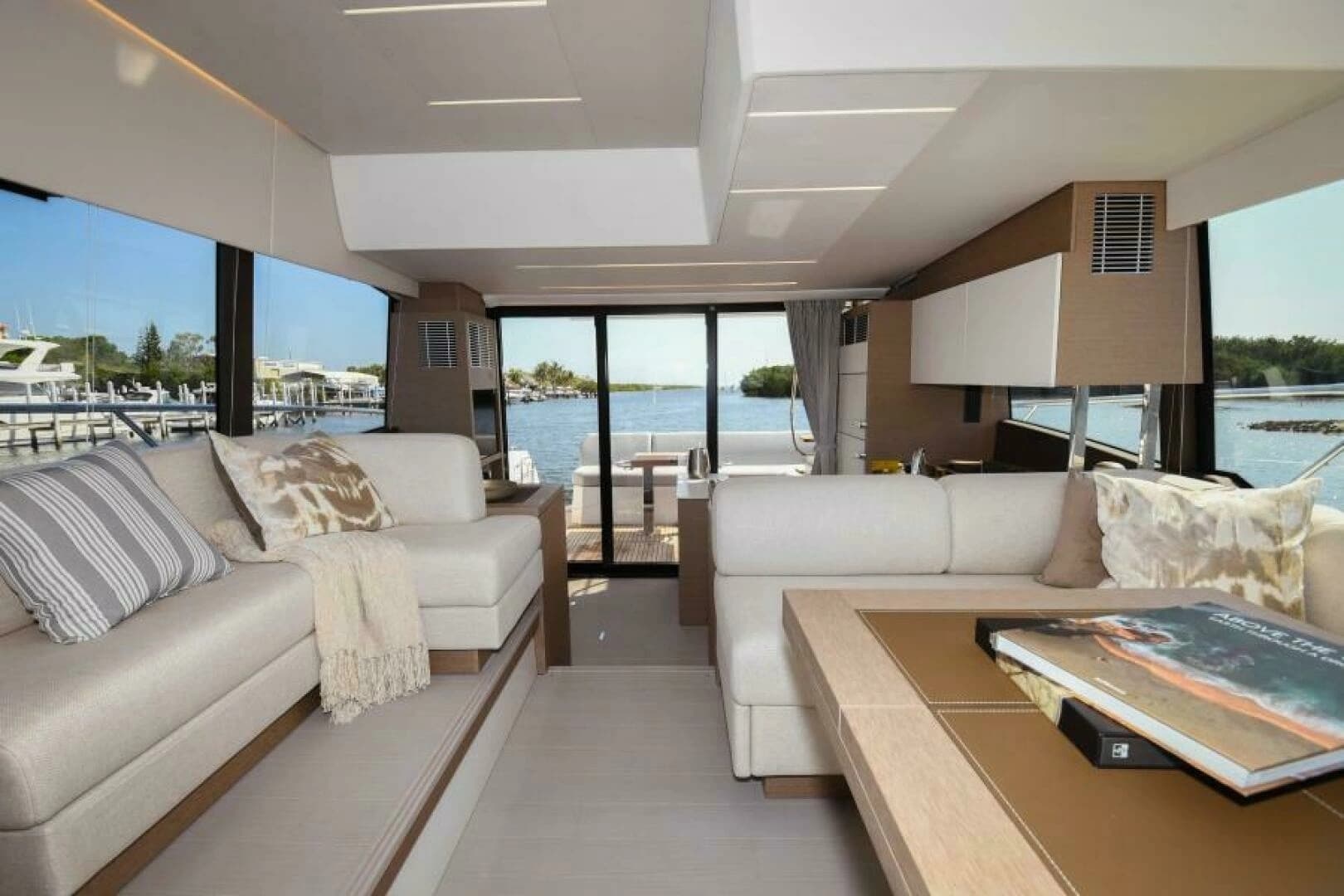 2023 Prestige 520 Flybridge - Image 3