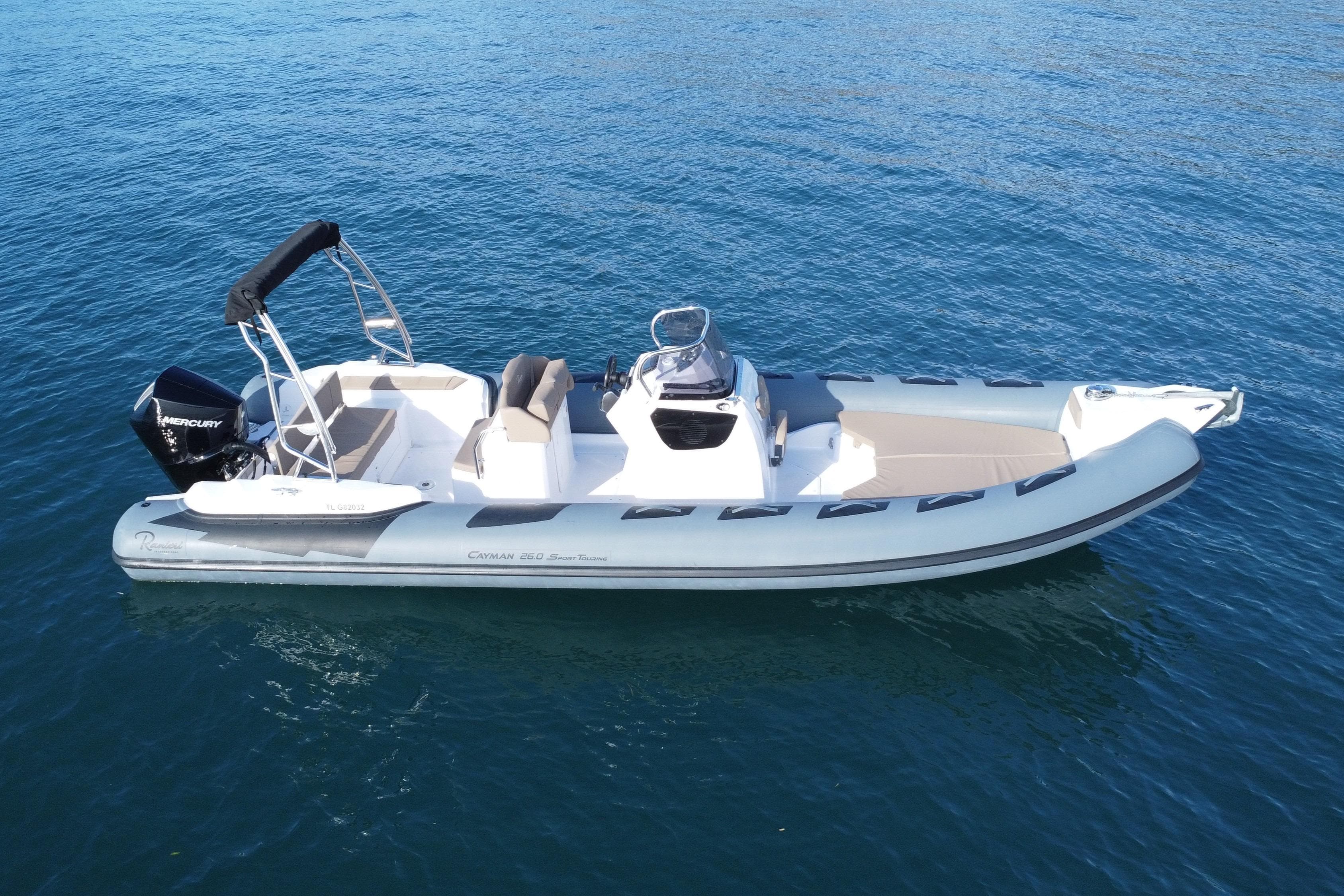 2025 Ranieri CAYMAN 26 SPORT TOURING boat on calm blue water.
