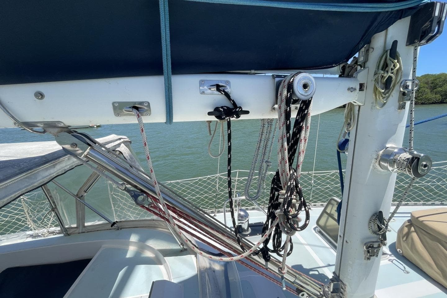 Sailing rigging on a 1986 Gulfstar Hirsch 45 yacht, featuring ropes and pulleys.