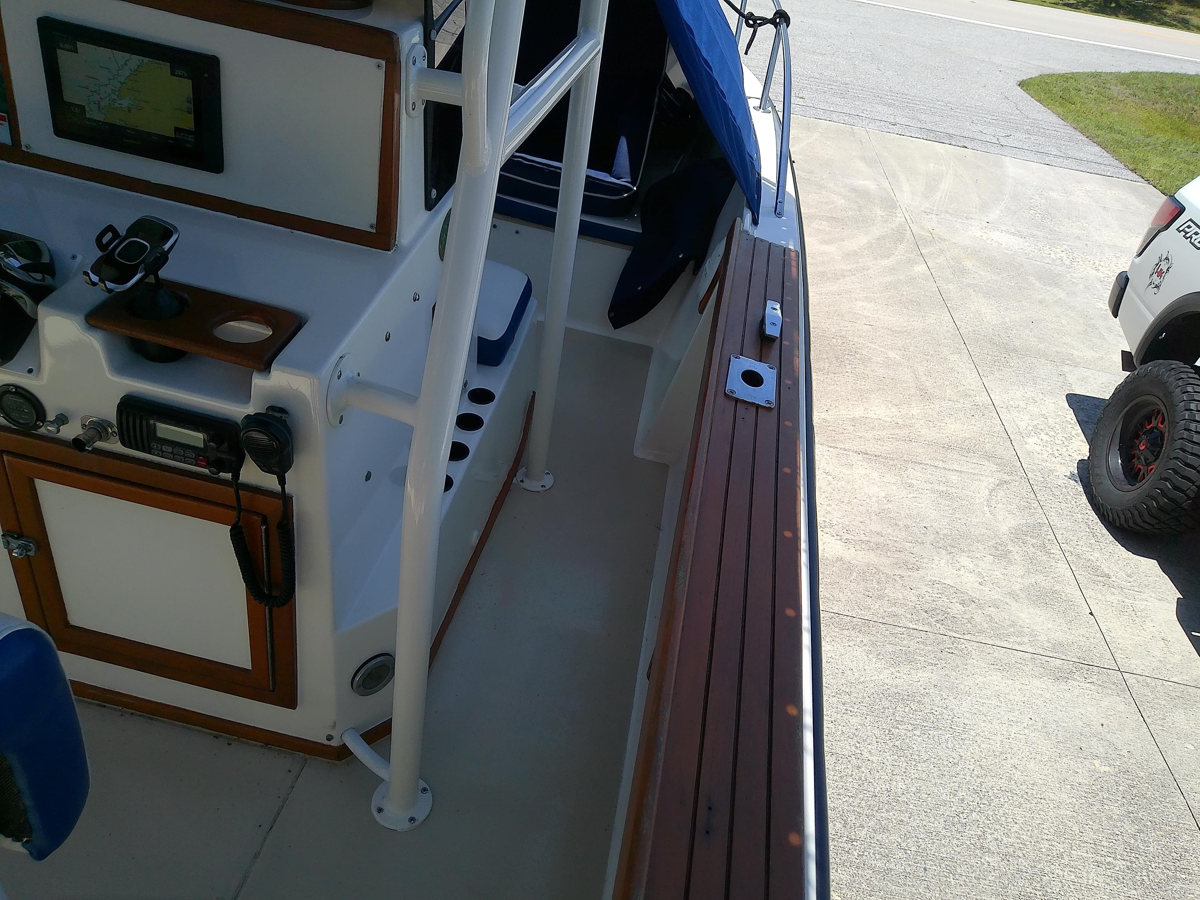 1985 Robalo 2520 Center Console boat interior with navigation equipment and wooden accents.
