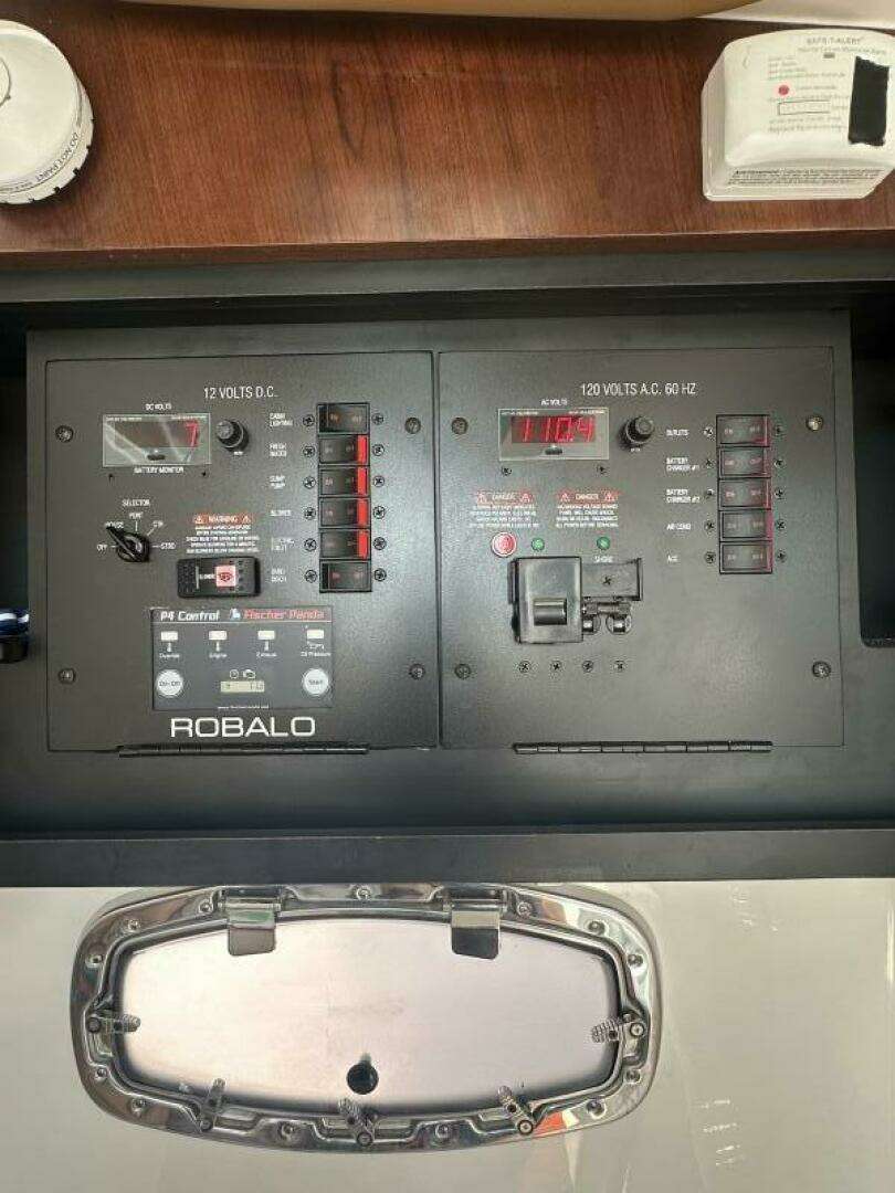 2023 Robalo R360 - Image 31