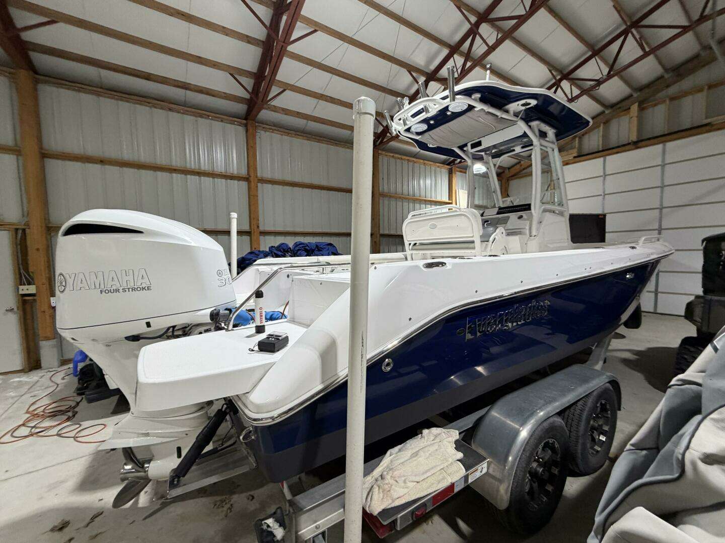 2016 Everglades 230 Center Console - Image 3