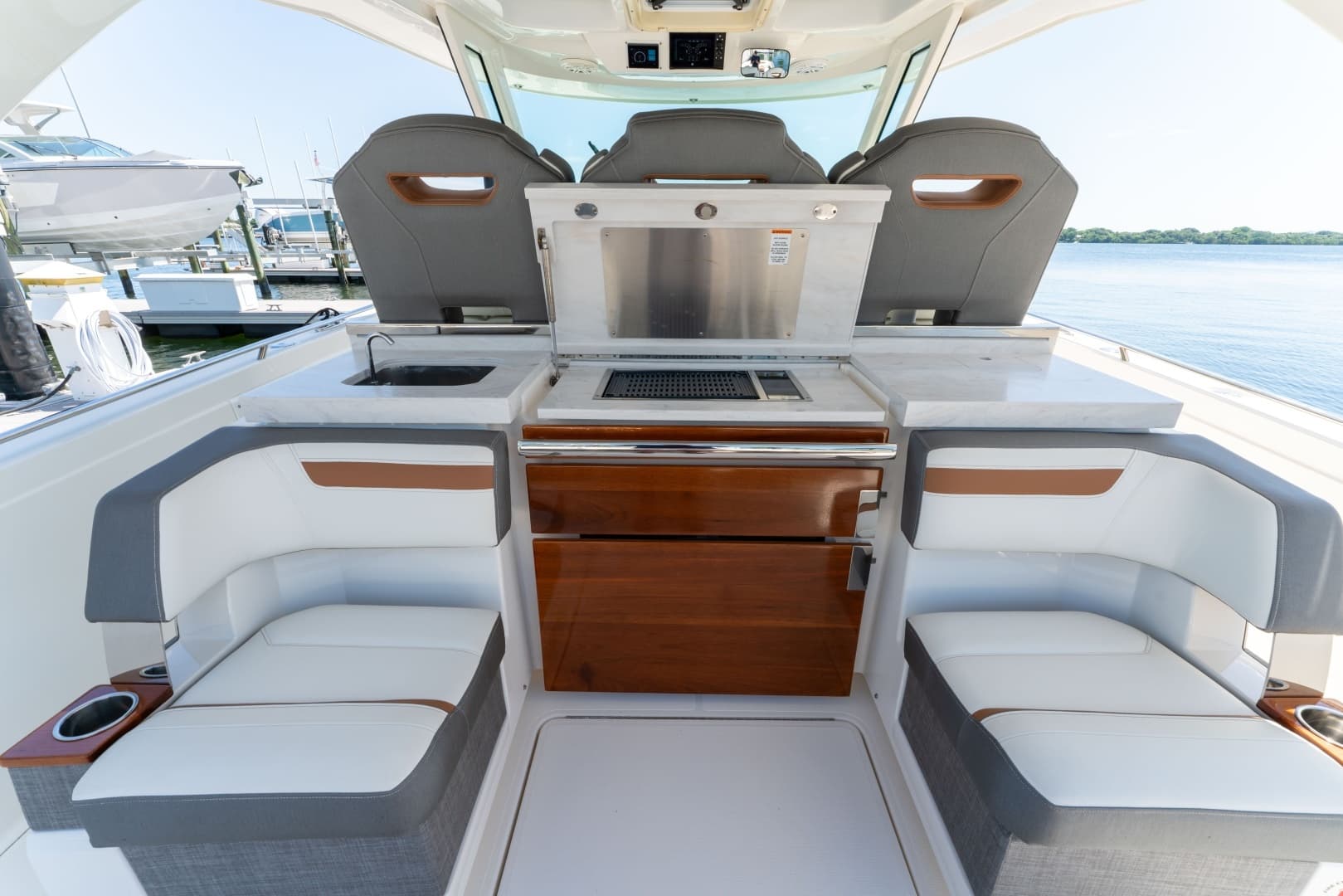 2020 Tiara Yachts 38 LS - Image 25