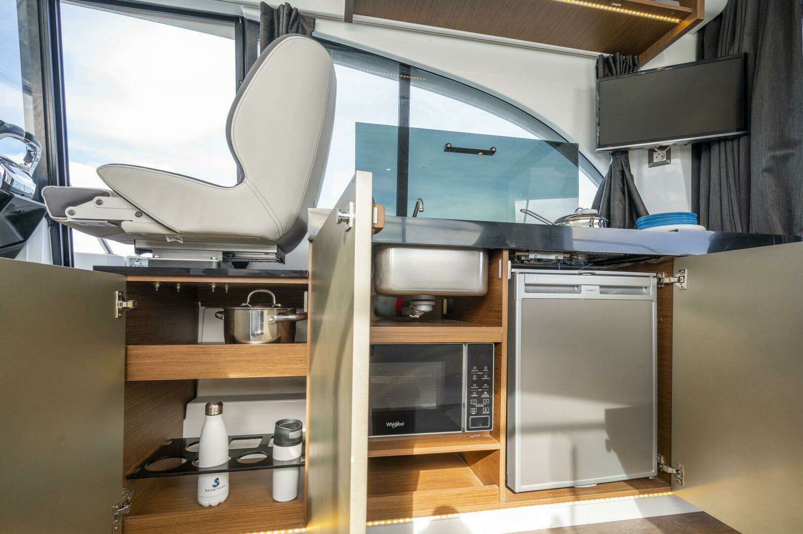 2026 Beneteau Antares 11 Softtop - Image 11