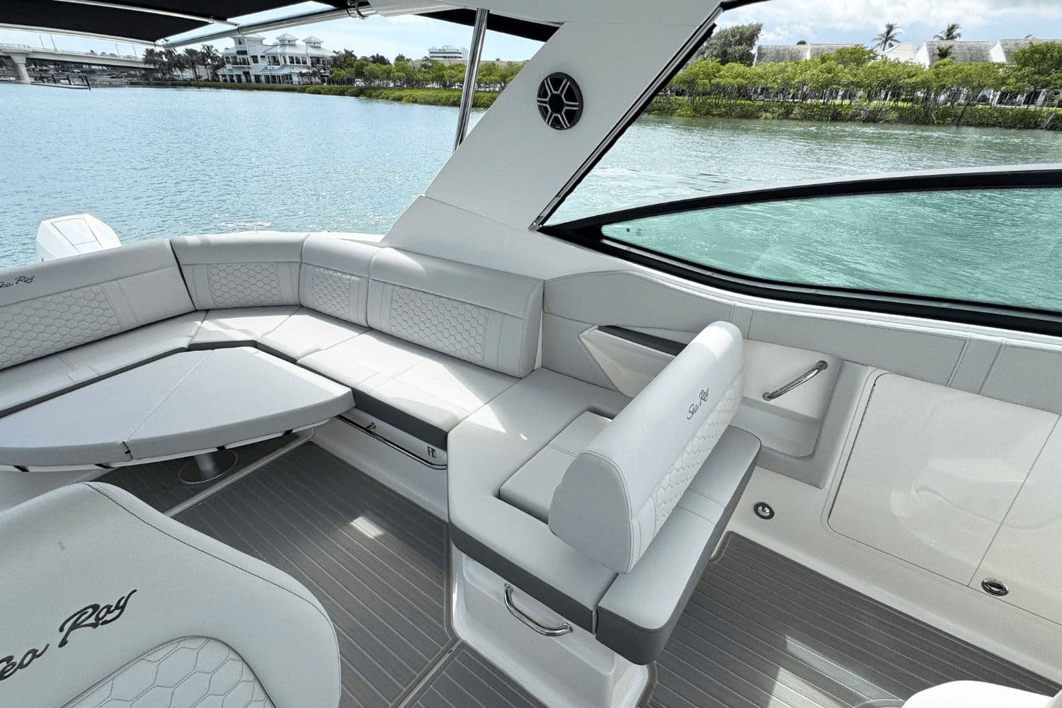 2026 Sea Ray Sundancer 320 Outboard - 19