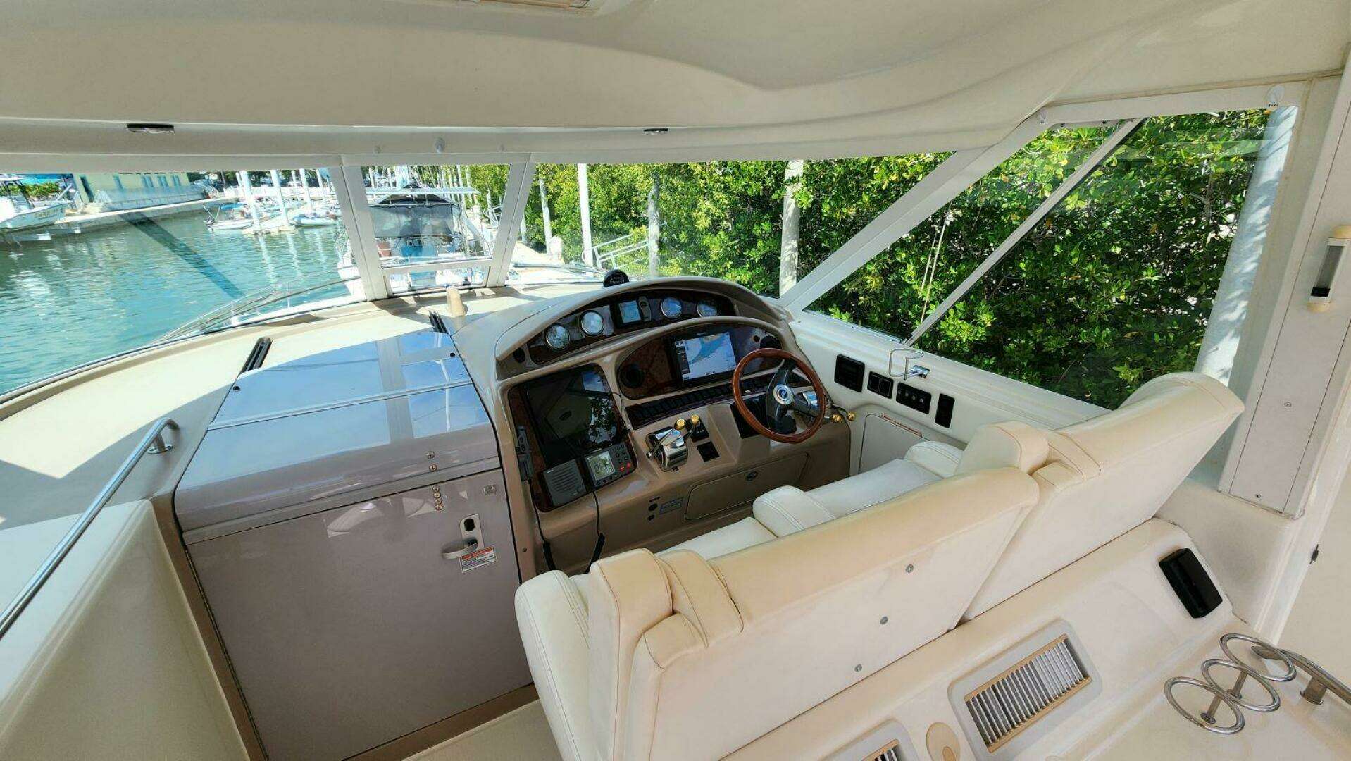 2004 Sea Ray 390 Motor Yacht - Image 13